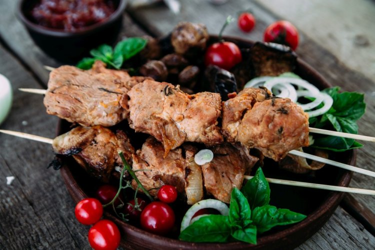 Шашлык из свинины с луком и уксусом в аэрогриле