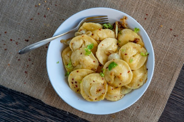 Жареные пельмени с луком и морковью в аэрогриле