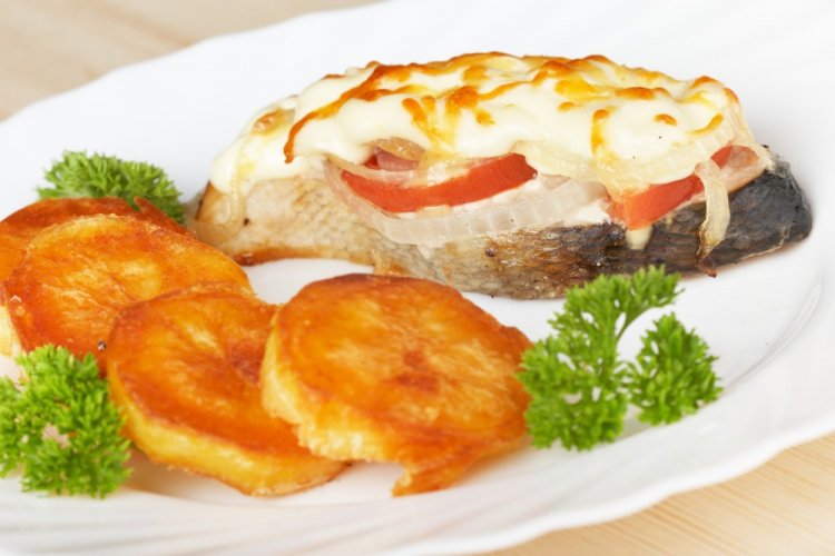 Филе минтая с помидорами под сыром в аэрогриле