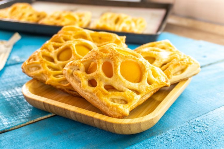 Слойки с персиками в аэрогриле