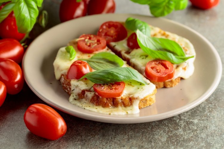 Тосты с сыром и помидорами в аэрогриле