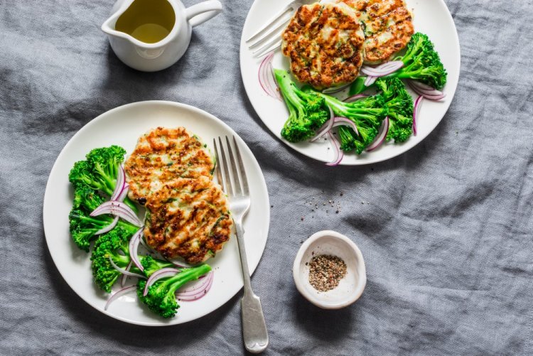 ПП-котлеты из курицы и брокколи в аэрогриле