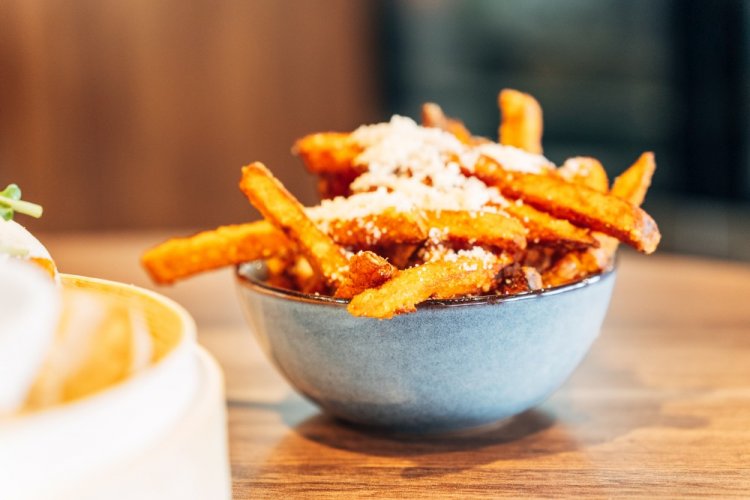 Запеченный батат с соевым соусом и сыром в аэрогриле