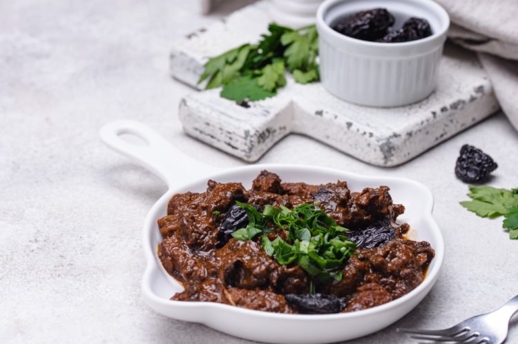 Свинина с черносливом в мультиварке