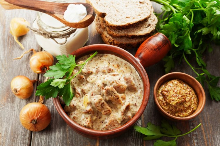 Свинина в сметанном соусе в мультиварке