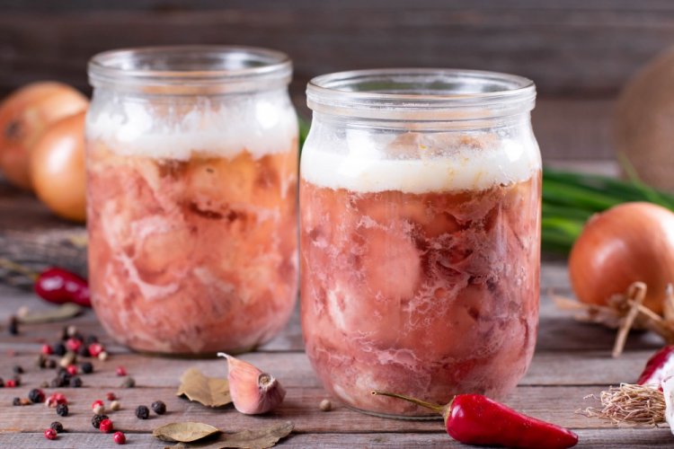 Тушенка из свинины в мультиварке