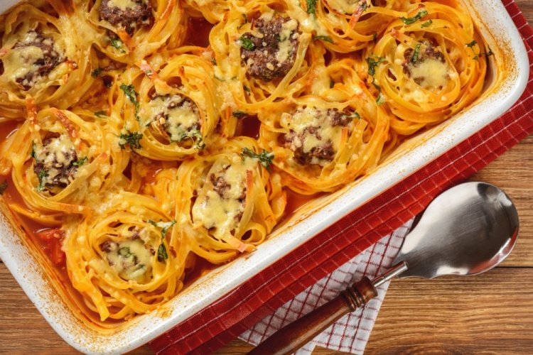 Гнезда из макарон с фаршем и томатно-сметанной заливкой в аэрогриле