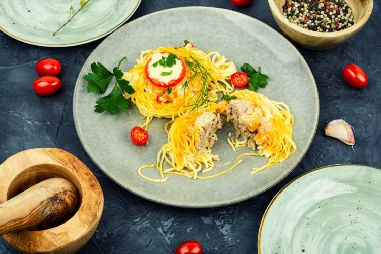 Гнезда из макарон с фаршем и помидорами в аэрогриле