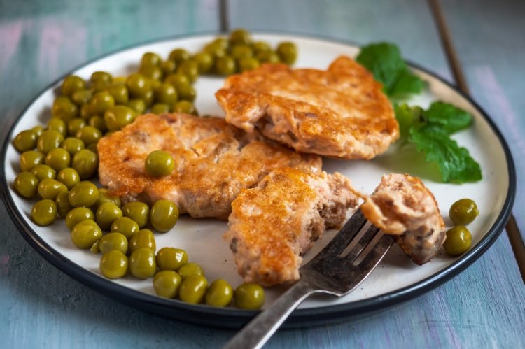 Котлеты из кеты с хлебом