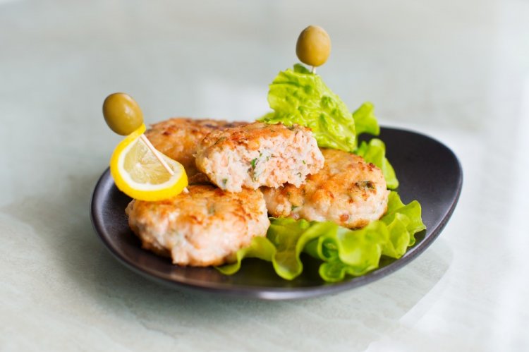 Котлеты из кеты с сельдереем и зеленью
