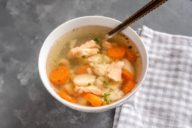 Уха из кеты с картошкой и зеленью