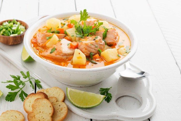 Уха из кеты с помидорами