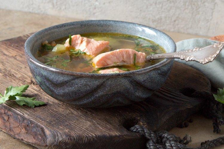 Уха из кеты с кукурузной крупой