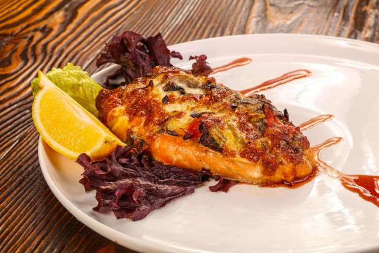 Стейки горбуши с луком и морковью в аэрогриле