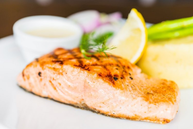 Кета, запеченная с лимоном и розмарином в аэрогриле