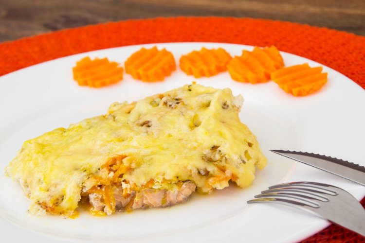 Кета, запеченная с луком и морковью в аэрогриле