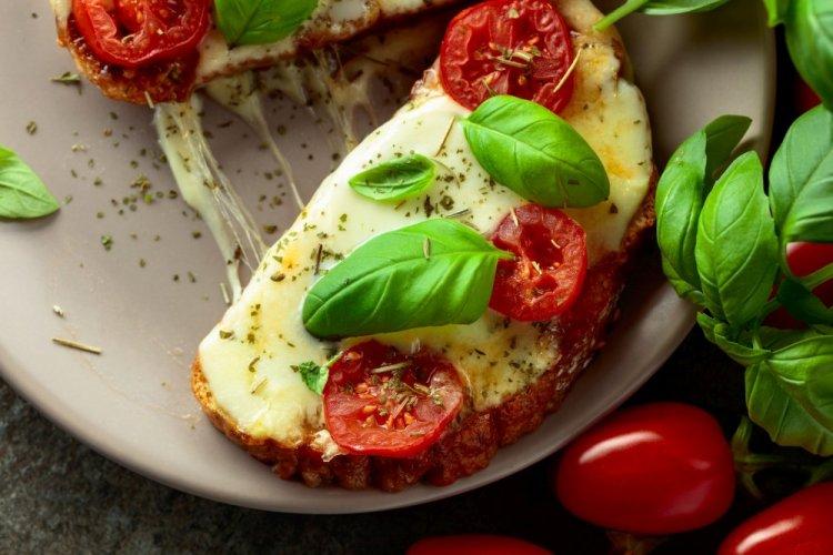 Горячие бутерброды с беконом и творожным сыром в аэрогриле