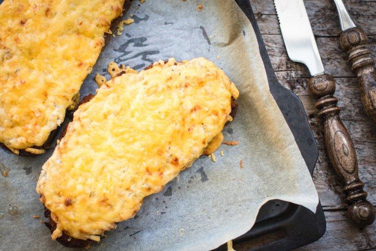 Горячие бутерброды с тунцом и сыром в аэрогриле