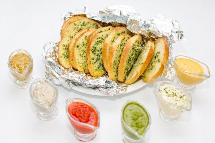 Горячие бутерброды с чесночным маслом в аэрогриле