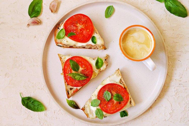 Горячие бутерброды с соусом песто и помидорами в аэрогриле