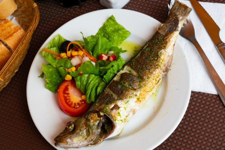 Судак с луком и специями в аэрогриле