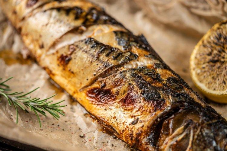 Запеченный макрурус с лимоном и зеленью