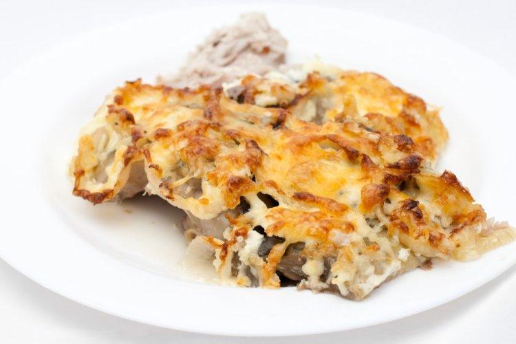 Стейки из макруруса с оливками в духовке