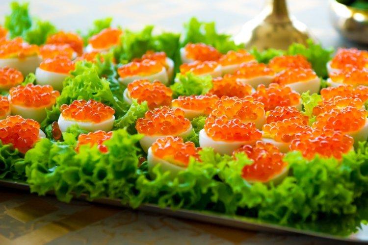 С красной икрой и сливочным сыром