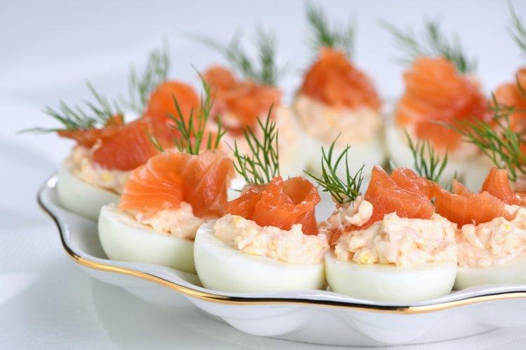 Начинка с лососем и сливочным сыром для фаршированных яиц
