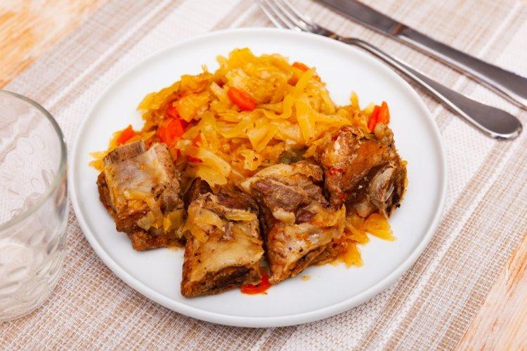 Тушеная капуста со свиными ребрышками в афганском казане