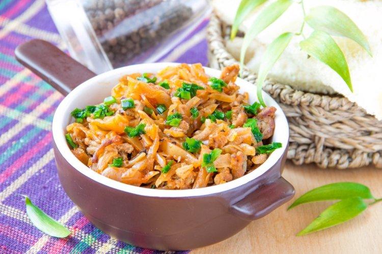 Тушеная капуста с фаршем в афганском казане