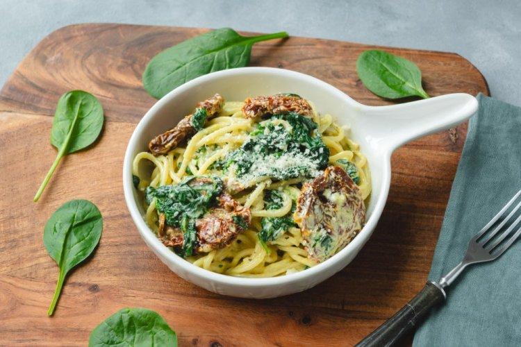 Паста со шпинатом и вялеными томатами