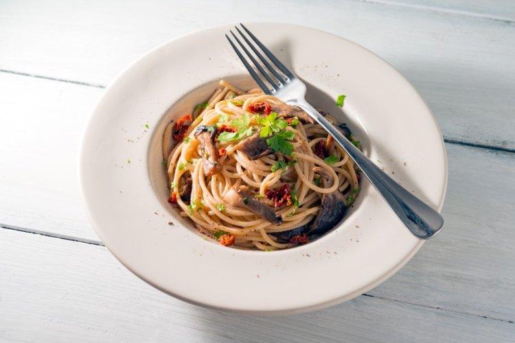 Паста с жареными грибами и вялеными томатами