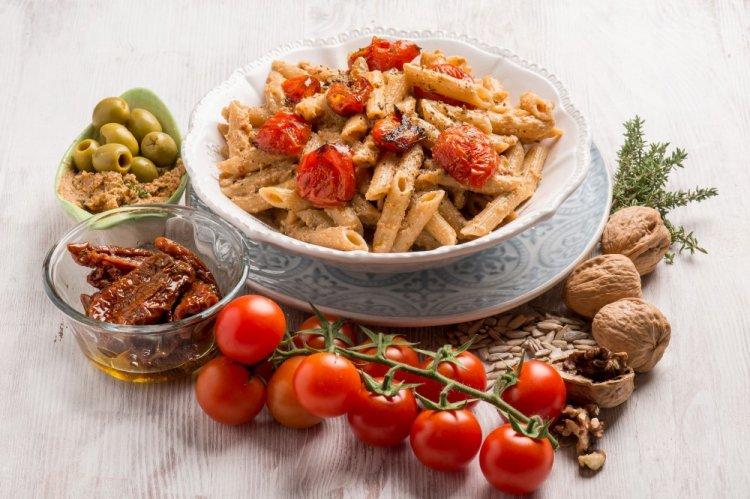 Паста с тунцом и вялеными томатами