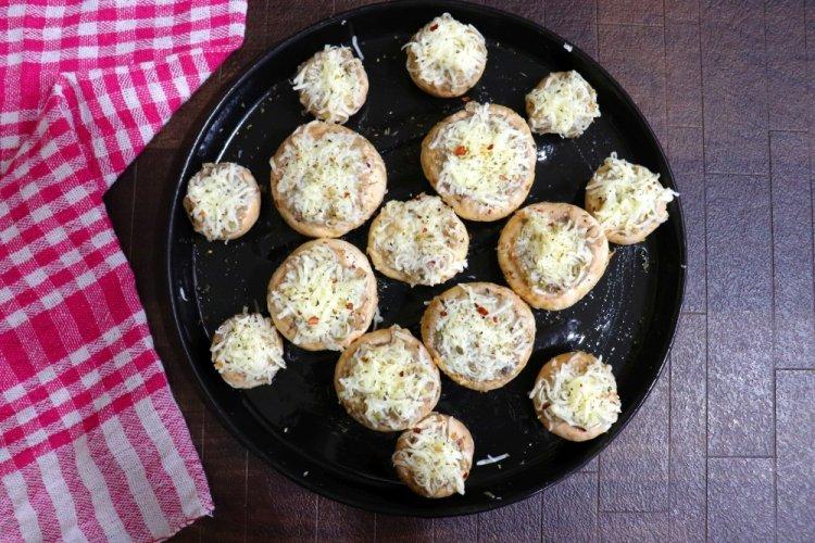 Начинка с яйцами и сыром для шампиньонов