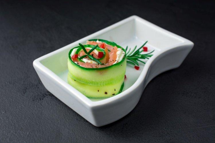 Рулетики из огурцов с красной рыбой и творожным сыром