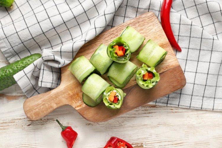 Рулетики из огурцов с овощами и фетой
