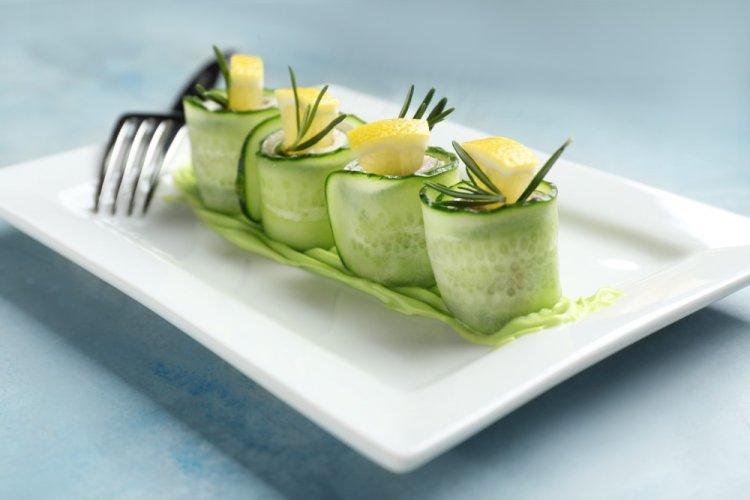 Рулетики из огурцов с авокадо и мятой