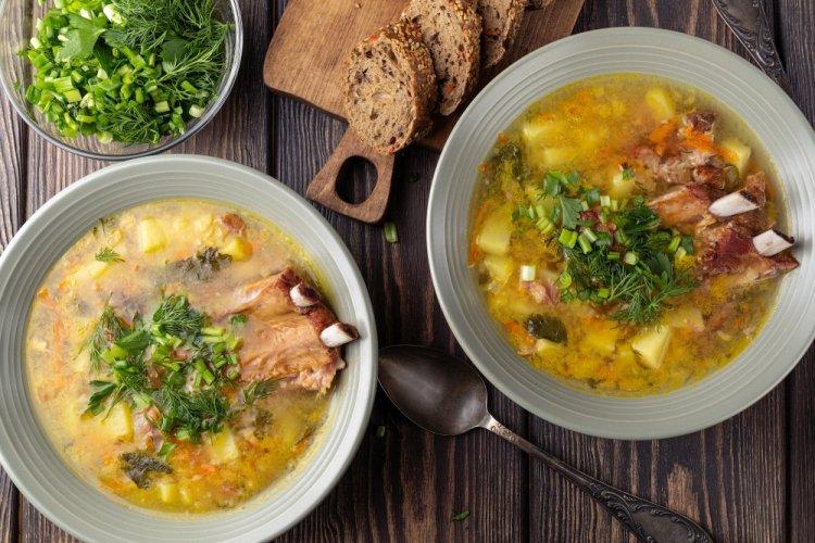 Гороховый суп со свиными ребрами и беконом в афганском казане