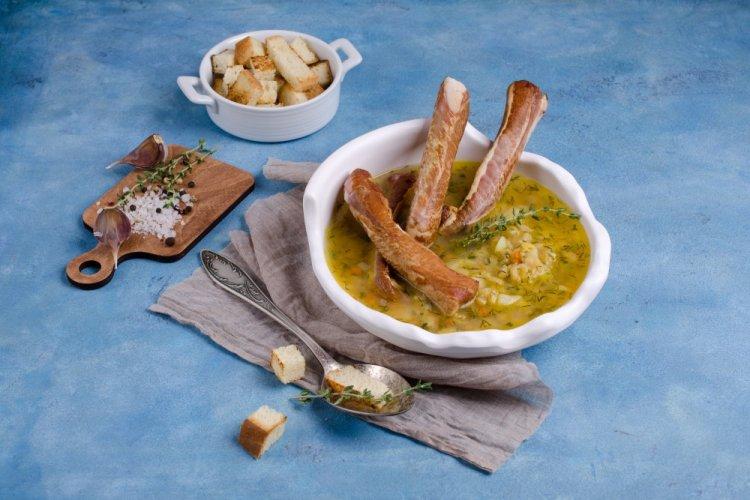 Гороховый суп с копчеными ребрами и болгарским перцем в афганском казане