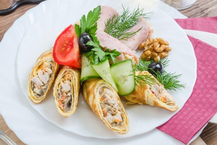 Роллы из блинов с курицей и жареными грибами