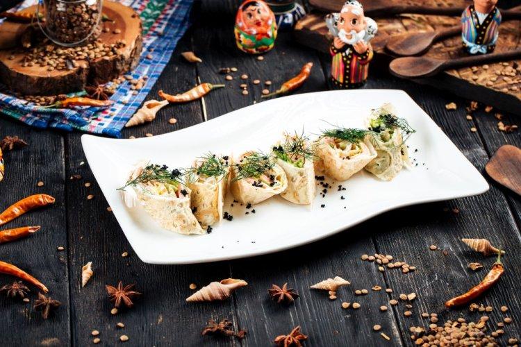 Роллы из блинов с крабовыми палочками и яйцом