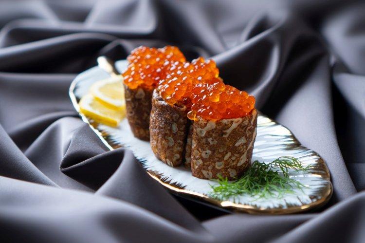Роллы из блинов с красной икрой и сливочным сыром
