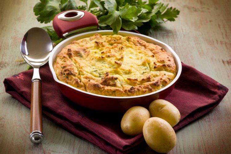 Пирог из картофельного пюре с ветчиной и колбасой