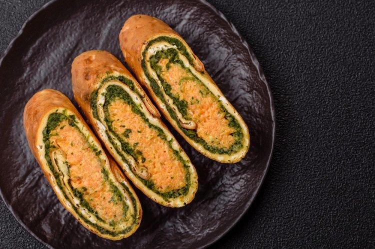Шпинатный рулет с морковным кремом