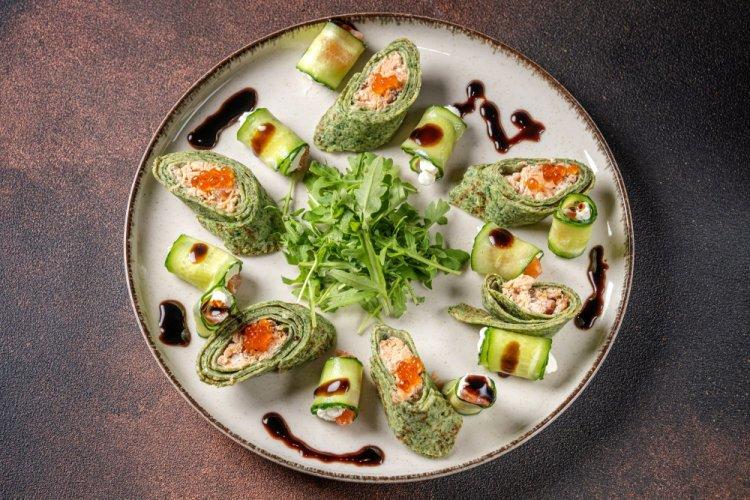 Шпинатный рулет с печеночным паштетом