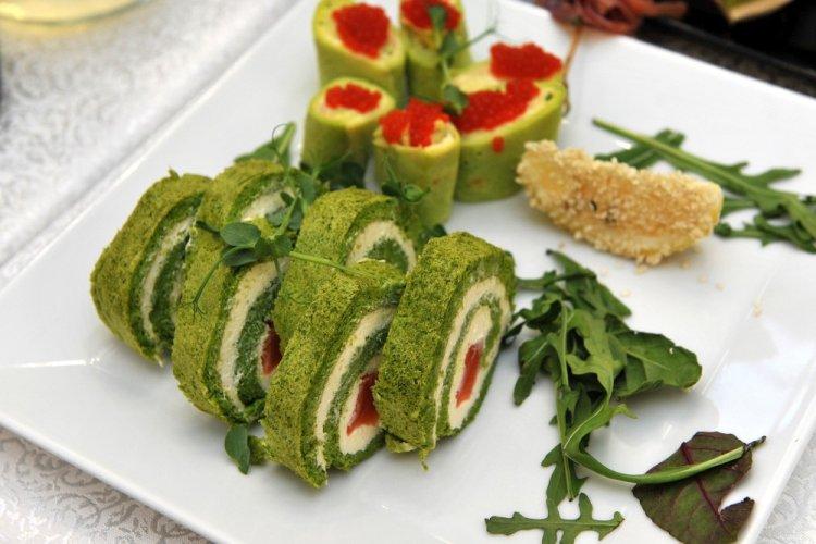 Шпинатный рулет с фетой и вялеными томатами
