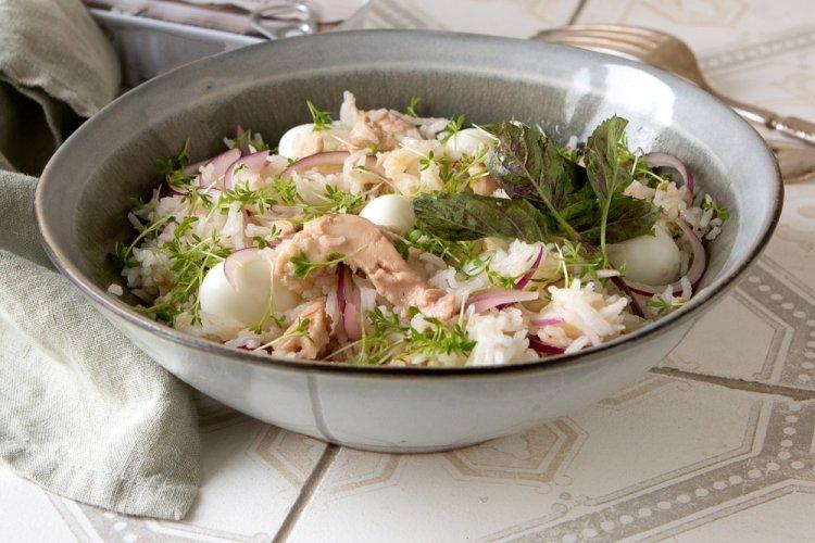 Салат из риса и печени трески