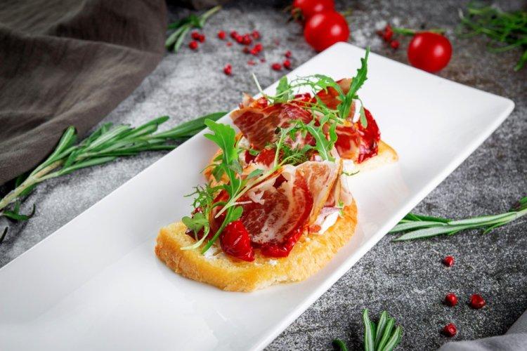 Канапе с беконом и вялеными томатами