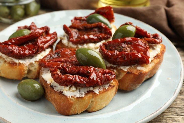 Канапе с вялеными томатами, сыром Бри и пастой тапенада